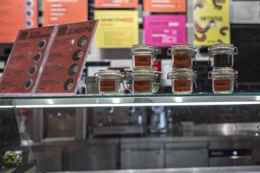 Yeni hazırlanmış yemek / yemek bir restoranda servis edilecek.