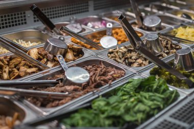 Yeni hazırlanmış yemek / yemek bir restoranda servis edilecek.