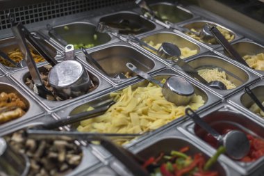 Yeni hazırlanmış yemek / yemek bir restoranda servis edilecek.