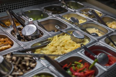 Yeni hazırlanmış yemek / yemek bir restoranda servis edilecek.