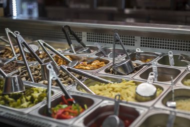 Yeni hazırlanmış yemek / yemek bir restoranda servis edilecek.