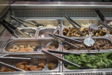 Yeni hazırlanmış yemek / yemek bir restoranda servis edilecek.