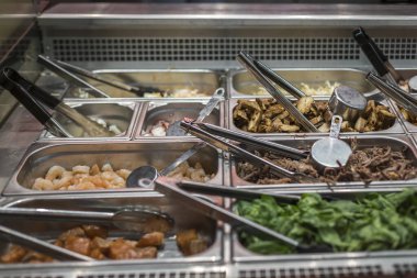 Yeni hazırlanmış yemek / yemek bir restoranda servis edilecek.