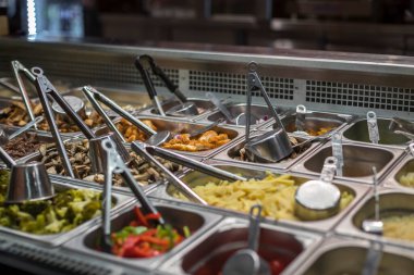 Yeni hazırlanmış yemek / yemek bir restoranda servis edilecek.