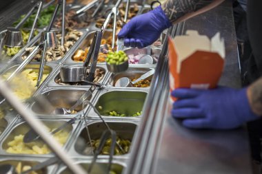 Yeni hazırlanmış yemek / yemek bir restoranda servis edilecek.