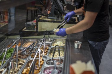 Yeni hazırlanmış yemek / yemek bir restoranda servis edilecek.