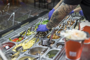 Yeni hazırlanmış yemek / yemek bir restoranda servis edilecek.