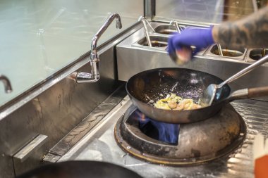 Yeni hazırlanmış yemek / yemek bir restoranda servis edilecek.