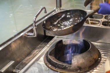 Yeni hazırlanmış yemek / yemek bir restoranda servis edilecek.