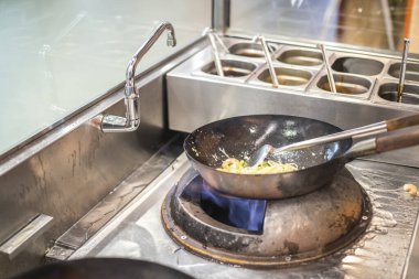 Yeni hazırlanmış yemek / yemek bir restoranda servis edilecek.