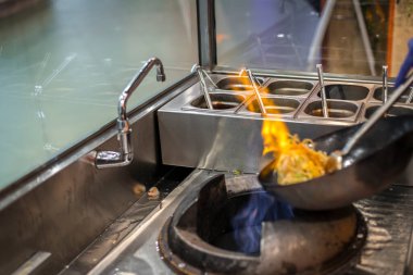 Yeni hazırlanmış yemek / yemek bir restoranda servis edilecek.