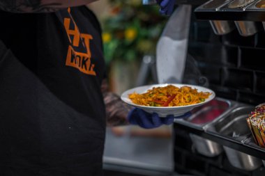 Yeni hazırlanmış yemek / yemek bir restoranda servis edilecek.