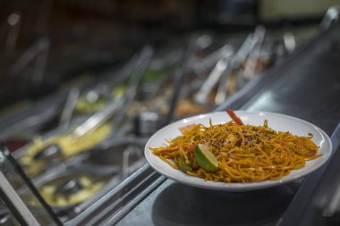 Yeni hazırlanmış yemek / yemek bir restoranda servis edilecek.