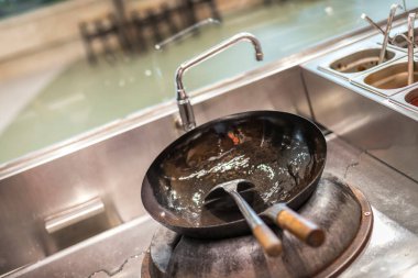 Yeni hazırlanmış yemek / yemek bir restoranda servis edilecek.