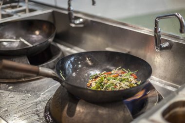 Yeni hazırlanmış yemek / yemek bir restoranda servis edilecek.