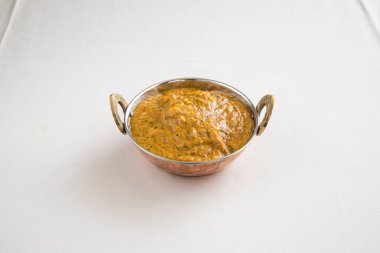 Yeni hazırlanmış yemek / yemek bir restoranda servis edilecek.