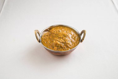 Yeni hazırlanmış yemek / yemek bir restoranda servis edilecek.