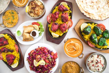 Yeni hazırlanmış yemek / yemek bir restoranda servis edilecek.