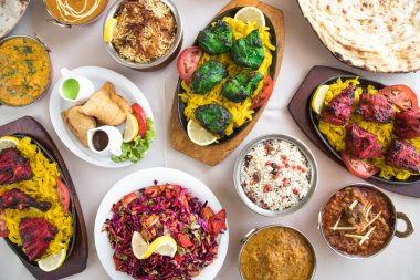 Yeni hazırlanmış yemek / yemek bir restoranda servis edilecek.