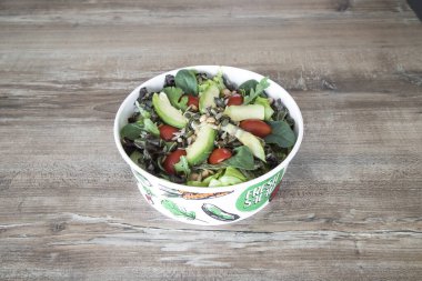 Yeni hazırlanmış yemek / yemek bir restoranda servis edilecek.