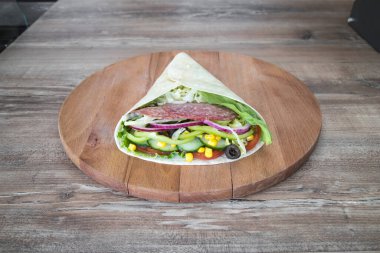 Yeni hazırlanmış yemek / yemek bir restoranda servis edilecek.