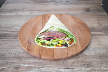 Yeni hazırlanmış yemek / yemek bir restoranda servis edilecek.