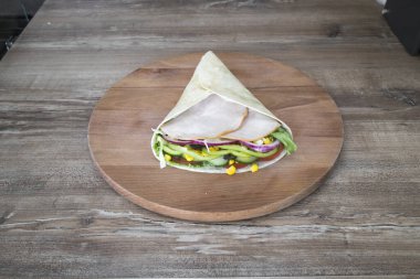 Yeni hazırlanmış yemek / yemek bir restoranda servis edilecek.