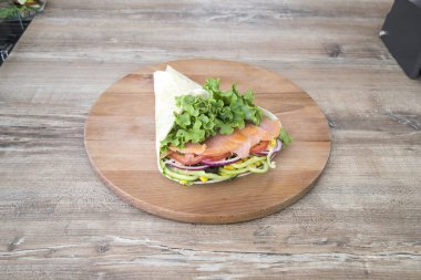 Yeni hazırlanmış yemek / yemek bir restoranda servis edilecek.