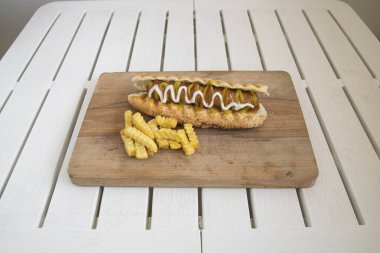 Yeni hazırlanmış yemek / yemek bir restoranda servis edilecek.