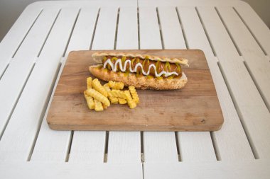 Yeni hazırlanmış yemek / yemek bir restoranda servis edilecek.