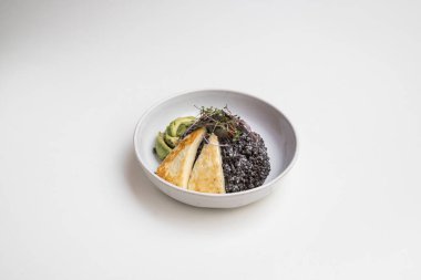 Yeni hazırlanmış yemek / yemek bir restoranda servis edilecek.