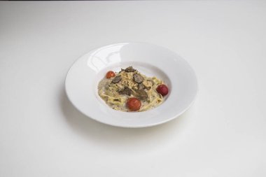 Yeni hazırlanmış yemek / yemek bir restoranda servis edilecek.