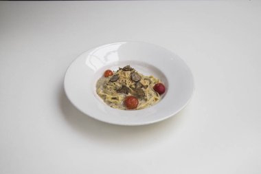 Yeni hazırlanmış yemek / yemek bir restoranda servis edilecek.