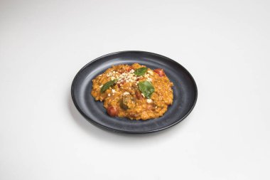 Yeni hazırlanmış yemek / yemek bir restoranda servis edilecek.