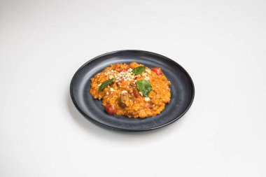 Yeni hazırlanmış yemek / yemek bir restoranda servis edilecek.