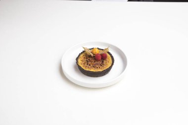 Yeni hazırlanmış yemek / yemek bir restoranda servis edilecek.