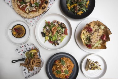 Yeni hazırlanmış yemek / yemek bir restoranda servis edilecek.