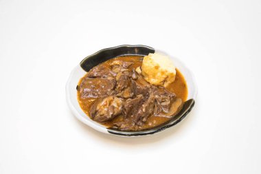 Yeni hazırlanmış yemek / yemek bir restoranda servis edilecek.