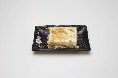 Yeni hazırlanmış yemek / yemek bir restoranda servis edilecek.