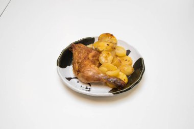 Yeni hazırlanmış yemek / yemek bir restoranda servis edilecek.