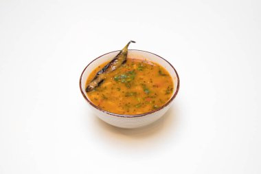 Yeni hazırlanmış yemek / yemek bir restoranda servis edilecek.