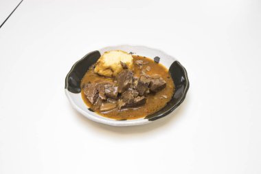 Yeni hazırlanmış yemek / yemek bir restoranda servis edilecek.