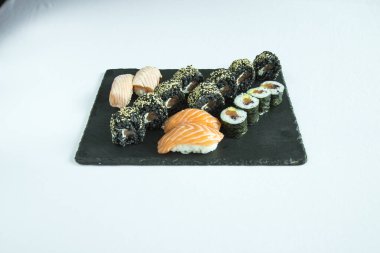 Yeni hazırlanmış yemek / yemek bir restoranda servis edilecek.