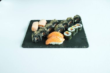 Yeni hazırlanmış yemek / yemek bir restoranda servis edilecek.