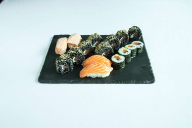 Yeni hazırlanmış yemek / yemek bir restoranda servis edilecek.