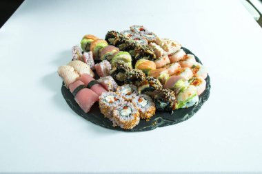 Yeni hazırlanmış yemek / yemek bir restoranda servis edilecek.