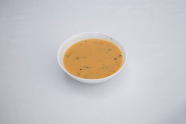 Yeni hazırlanmış yemek / yemek bir restoranda servis edilecek.