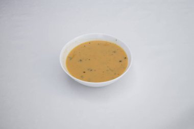 Yeni hazırlanmış yemek / yemek bir restoranda servis edilecek.