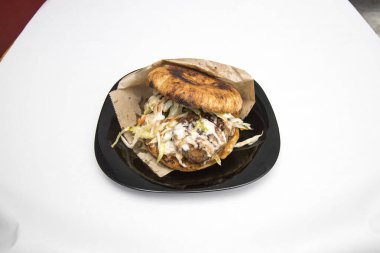 Yeni hazırlanmış yemek / yemek bir restoranda servis edilecek.