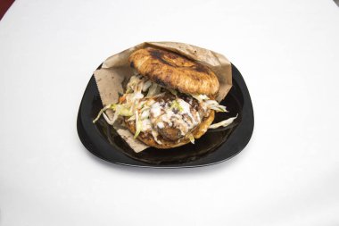 Yeni hazırlanmış yemek / yemek bir restoranda servis edilecek.